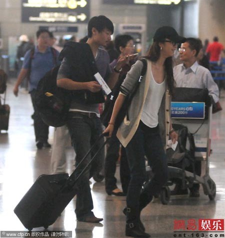 Thang Duy và bạn trai Hồ Cẩn tại sân bay Thượng Hải.